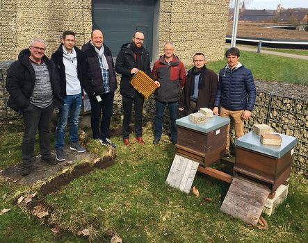 InnovationLab hands over their pressure sensors printed on thin foil to the SAP project team „Save the Bees“ and the local Beekeeping Association St. Ingbert