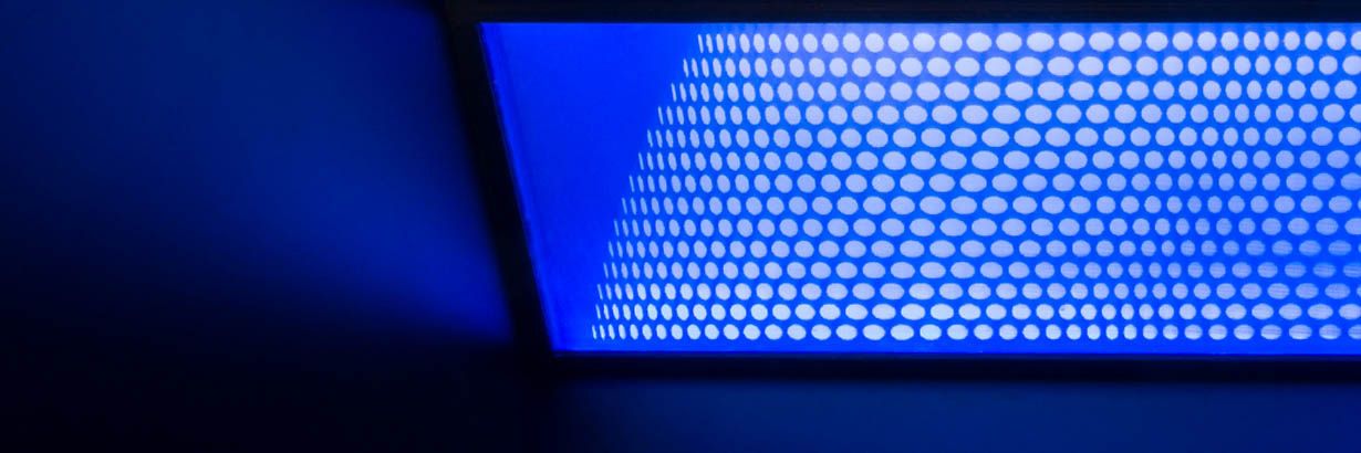 blau beleuchtetes Glas mit Punktmuster