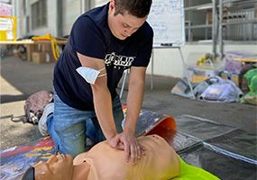 iL employee giving first aid to dummy